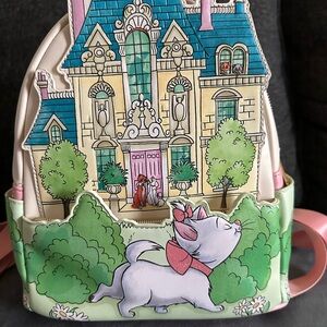 From a smoke free home. Only used once at the parks.